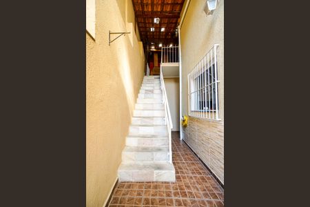 Casa à venda com 98m², 2 quartos e 2 vagasEscada