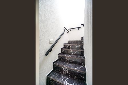 Casa à venda com 98m², 2 quartos e 2 vagasEscada