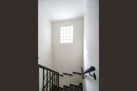 Casa à venda com 98m², 2 quartos e 2 vagasEscada