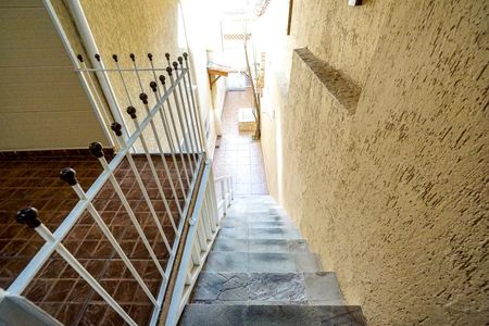 Casa à venda com 98m², 2 quartos e 2 vagasEscada