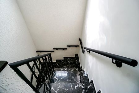 Casa à venda com 98m², 2 quartos e 2 vagasEscada