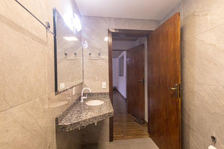 Casa para alugar com 320m², 4 quartos e 4 vagas Casa para alugar com 320m², 4 quartos e 4 vagasBanheiro Social