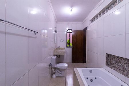 Casa para alugar com 320m², 4 quartos e 4 vagas Casa para alugar com 320m², 4 quartos e 4 vagasBanheiro da Suite 1