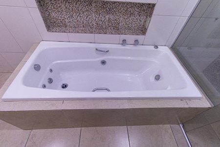 Casa para alugar com 320m², 4 quartos e 4 vagas Casa para alugar com 320m², 4 quartos e 4 vagasBanheiro da Suite 1