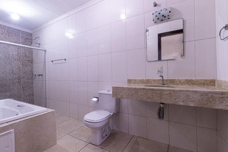 Casa para alugar com 320m², 4 quartos e 4 vagas Casa para alugar com 320m², 4 quartos e 4 vagasBanheiro da Suite 1