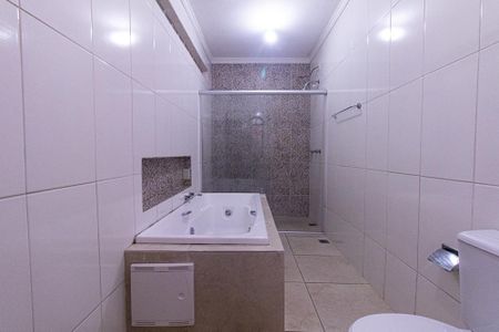 Casa para alugar com 320m², 4 quartos e 4 vagas Casa para alugar com 320m², 4 quartos e 4 vagasBanheiro da Suite 1