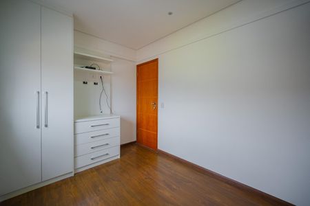 Casa à venda com 250m², 3 quartos e 5 vagas Casa à venda com 250m², 3 quartos e 5 vagasQuarto 2