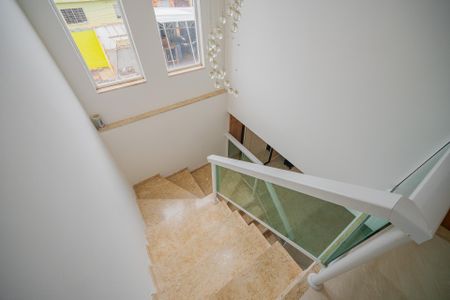 Casa à venda com 250m², 3 quartos e 5 vagas Casa à venda com 250m², 3 quartos e 5 vagasEscada