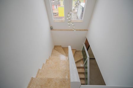 Casa à venda com 250m², 3 quartos e 5 vagas Casa à venda com 250m², 3 quartos e 5 vagasEscada