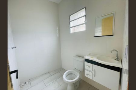 Banheiro de kitnet/studio para alugar com 1 quarto, 50m² em Vila Ayrosa, Guarulhos