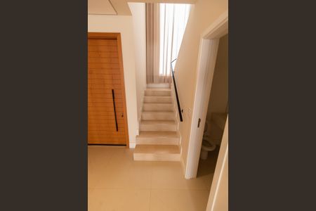 Casa de condomínio para alugar com 200m², 3 quartos e 4 vagas Casa de condomínio para alugar com 200m², 3 quartos e 4 vagasEscada