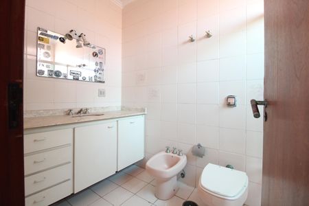 Casa à venda com 411m², 3 quartos e 6 vagasBanheiro da Suíte 1