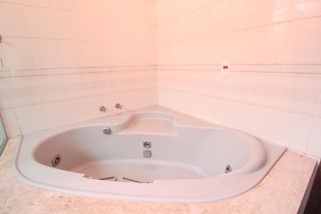 Casa à venda com 411m², 3 quartos e 6 vagasBanheiro da Suíte 2