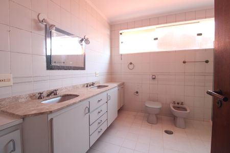 Casa à venda com 411m², 3 quartos e 6 vagasBanheiro da Suíte 2