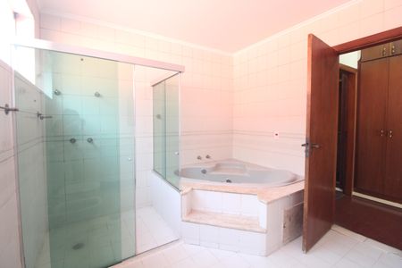 Casa à venda com 411m², 3 quartos e 6 vagasBanheiro da Suíte 2