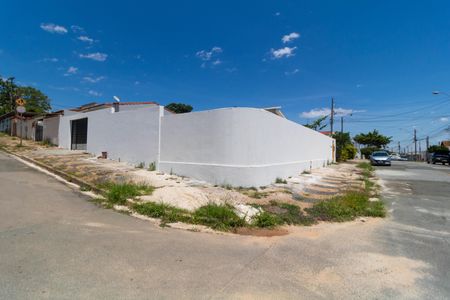 Casa à venda com 140m², 2 quartos e 5 vagas Casa à venda com 140m², 2 quartos e 5 vagasFachada