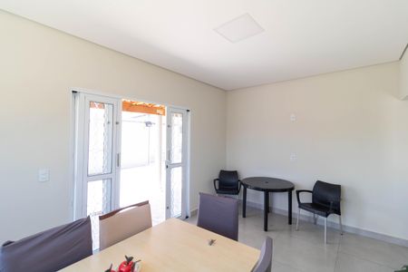 Casa à venda com 140m², 2 quartos e 5 vagas Casa à venda com 140m², 2 quartos e 5 vagasSalas