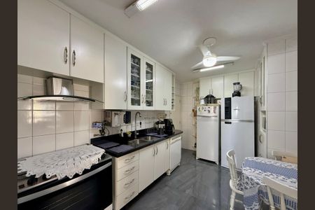 Apartamento à venda com 129m², 3 quartos e 3 vagas Apartamento à venda com 129m², 3 quartos e 3 vagasCozinha
