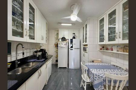 Apartamento à venda com 129m², 3 quartos e 3 vagas Apartamento à venda com 129m², 3 quartos e 3 vagasCozinha