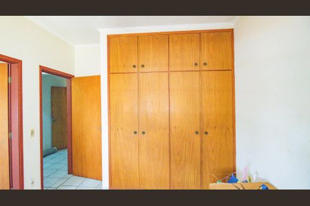 Casa à venda com 250m², 4 quartos e 4 vagasSuíte 2