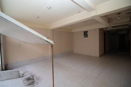 Casa à venda com 550m², 4 quartos e 8 vagas Casa à venda com 550m², 4 quartos e 8 vagasGaragem