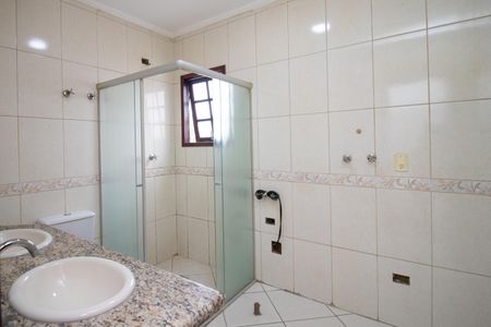 Casa à venda com 550m², 4 quartos e 8 vagas Casa à venda com 550m², 4 quartos e 8 vagasBanheiro da Suíte 1