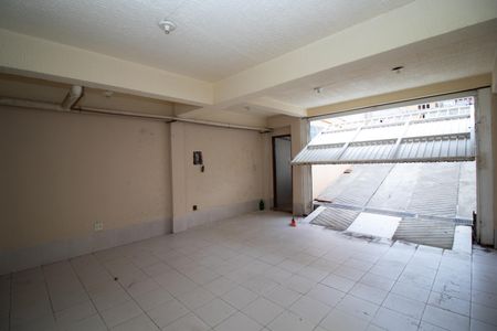 Casa à venda com 550m², 4 quartos e 8 vagas Casa à venda com 550m², 4 quartos e 8 vagasGaragem