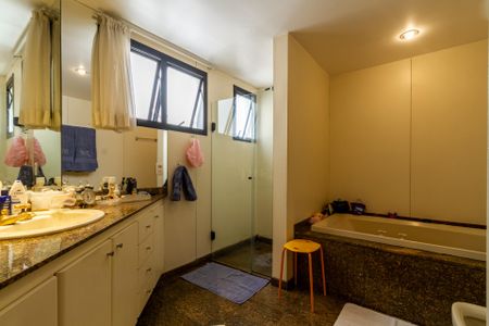 Apartamento à venda com 229m², 4 quartos e 3 vagasBanheiro do Quarto 3