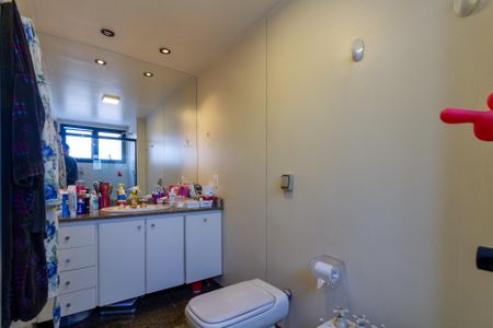 Apartamento à venda com 229m², 4 quartos e 3 vagasBanheiro do Quarto 2