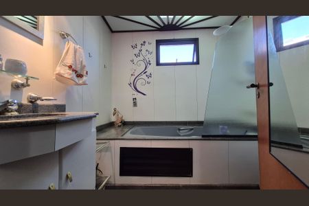 Apartamento à venda com 140m², 4 quartos e 2 vagasBanheiro da suíte