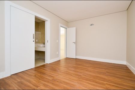 Casa de condomínio para alugar com 358m², 4 quartos e 4 vagasSuíte 3