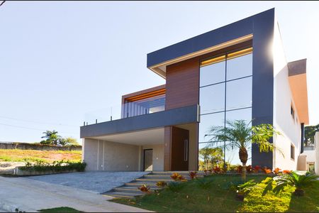 Casa de condomínio para alugar com 358m², 4 quartos e 4 vagasFachada da casa