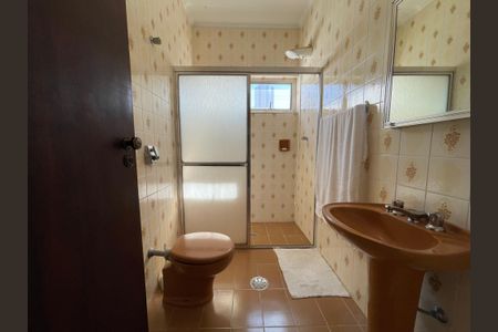 Casa à venda com 243m², 3 quartos e 7 vagasBanheiro da Suíte