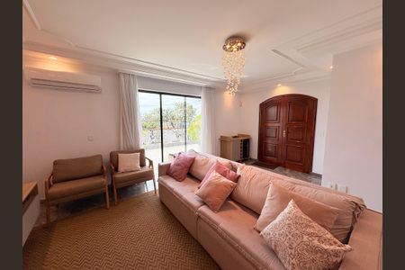 Casa à venda com 215m², 3 quartos e 3 vagasSala