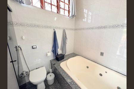 Casa à venda com 215m², 3 quartos e 3 vagasBanheiro da Suíte