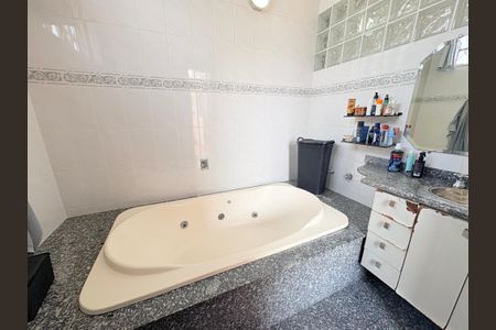 Casa à venda com 215m², 3 quartos e 3 vagasBanheiro da Suíte