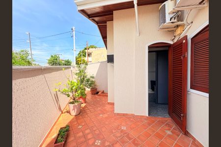 Casa à venda com 215m², 3 quartos e 3 vagasQuintal