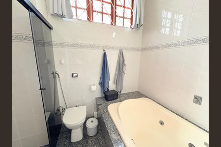 Casa à venda com 215m², 3 quartos e 3 vagasBanheiro da Suíte