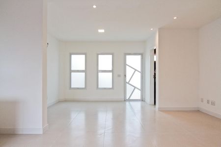 Casa de condomínio à venda com 157m², 3 quartos e 2 vagas Casa de condomínio à venda com 157m², 3 quartos e 2 vagasSala/Cozinha