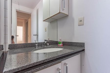 Apartamento à venda com 74m², 3 quartos e 2 vagasBanheiro da Suíte
