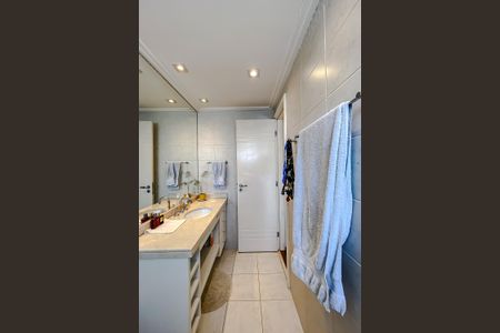 Apartamento à venda com 204m², 3 quartos e 4 vagasBanheiro da Suíte 2