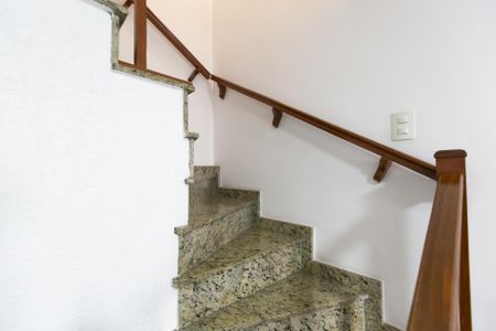 Casa de condomínio à venda com 72m², 2 quartos e 1 vagaEscada 