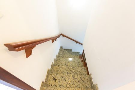 Casa de condomínio à venda com 72m², 2 quartos e 1 vagaEscada 