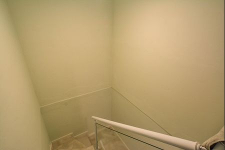 Casa à venda com 168m², 3 quartos e 2 vagas Casa à venda com 168m², 3 quartos e 2 vagasEscada