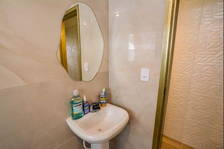 Casa à venda com 168m², 3 quartos e 2 vagas Casa à venda com 168m², 3 quartos e 2 vagasBanheiro