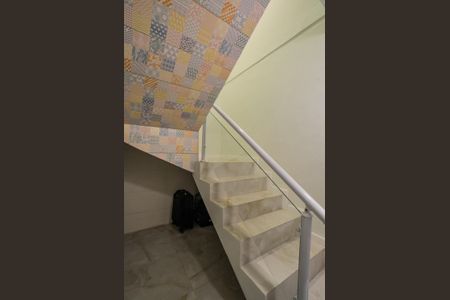 Casa à venda com 168m², 3 quartos e 2 vagas Casa à venda com 168m², 3 quartos e 2 vagasEscada