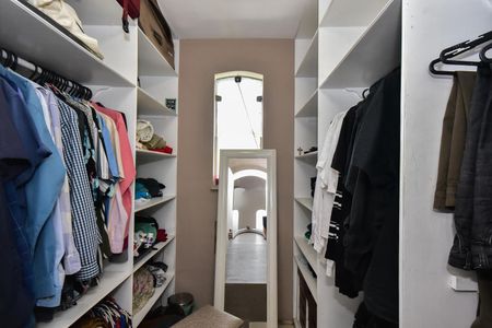 Casa para alugar com 700m², 4 quartos e 5 vagasArmário da Suíte 3