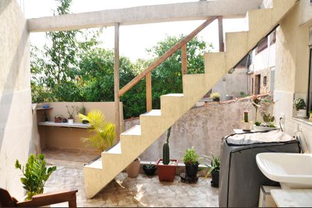 Casa de condomínio à venda com 231m², 4 quartos e 1 vagaQuintal