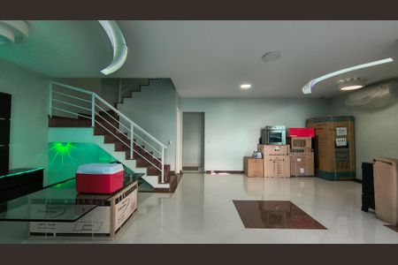 Sala de casa de condomínio à venda com 3 quartos, 300m² em Vargem Pequena, Rio de Janeiro