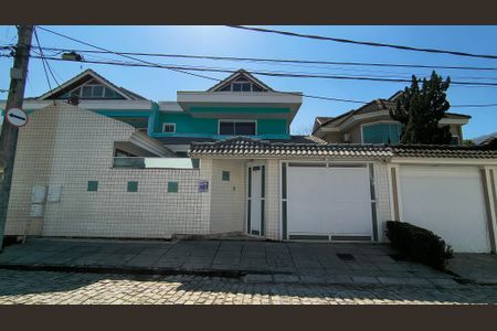 Casa de condomínio à venda com 300m², 3 quartos e 2 vagasFachada da Casa